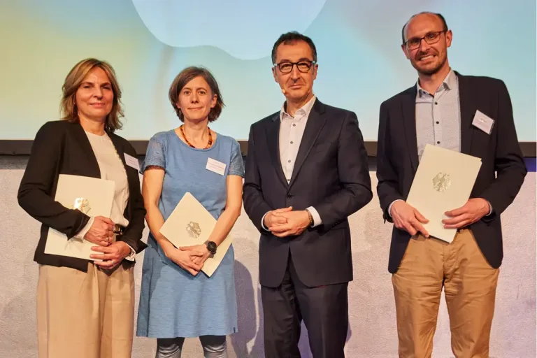 Cem Özdemir (2 von rechs) übergibt die PaludiAllianz-Förderbescheide an Claudia Bühler (UMO), Dr. Franziska Tanneberger (UG) und Jan Peters (MSS)